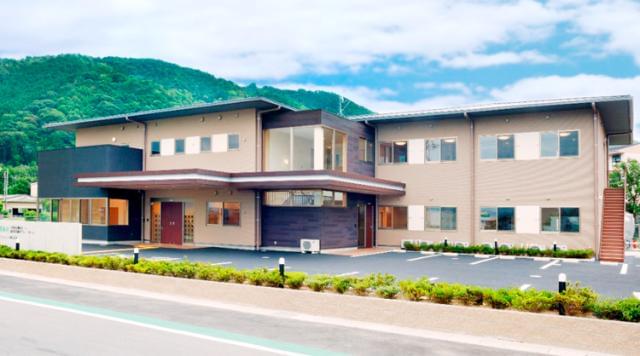 【亀岡市】資格を活かせる／ゆとりある人員配置／賞与年2回／有休消化率98％／リフレッシュ休暇あり介護職