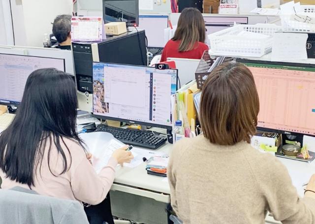 服装はオフィスカジュアルでネイル・ピアスもOK！
あなたらしく生き生きと働きませんか。