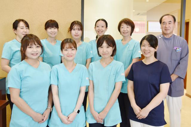 週休3日制／年間休日154日／従業員特典（診療無料）／スタッフの働きやすさを大切にしている歯科医院［1］歯科助手
［2］歯科技工士