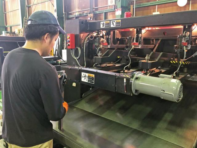 ▼勤続10年20代男性メッセージ
工業高校卒業後に入社。夢だったモノづくり、息子に誇れる仕事です。