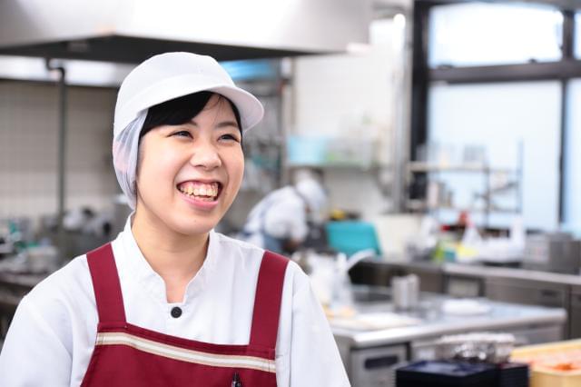 【調理師】直営キッチンだから、丁寧に調理に取り組めますよ。