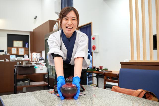 ≪回転寿司店のホール・キッチン≫高校生OK・バイトデビューOK／友達同士の応募も可☆週1日〜OK回転鮨店でのホールスタッフ・キッチンスタッフ