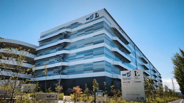 軽作業は資格不要、免許を活かせるフォークリフト業務もあり。PC操作ができる方は事務職を選べますよ◎