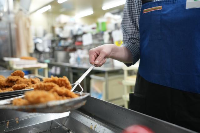 調理の他に、盛付けや値付け作業もお願いします。
チームで分担して行うので、新人さんもご安心を！