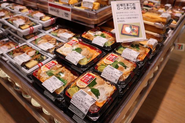 調理の他に、盛付けや値付け作業もお願いします。
チームで分担して行うので、新人さんもご安心を！