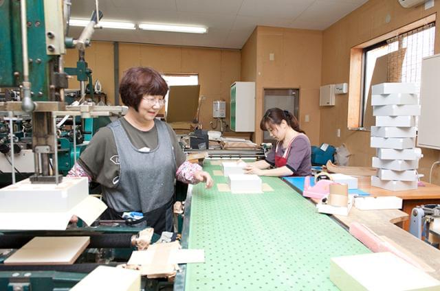 自転車・車通勤OKで通勤便利!!
フルタイムだけど家事と両立しやすい環境です。