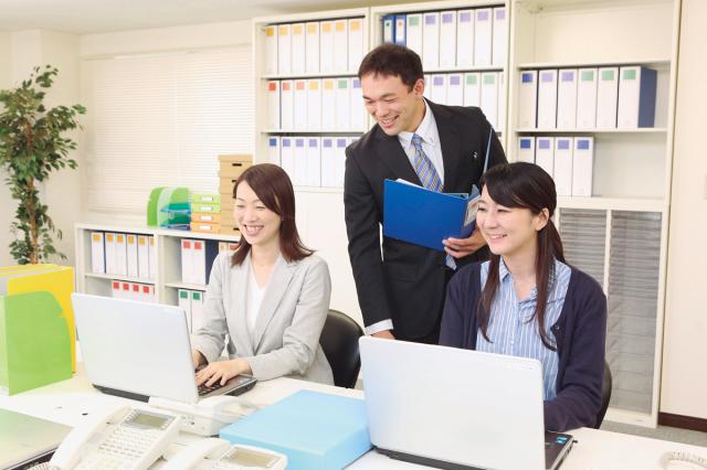 営業所は少人数ですが明るく活気がある職場です。