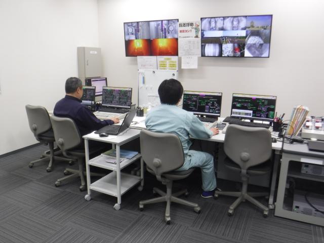 中央操作室での作業風景になります。
清掃工場といえばごみばかり扱っているイメージを描かれる方もいるかもしれませんが、中央操作室では炉内の様子をPCやモニターで監視する業務をおこなっています。