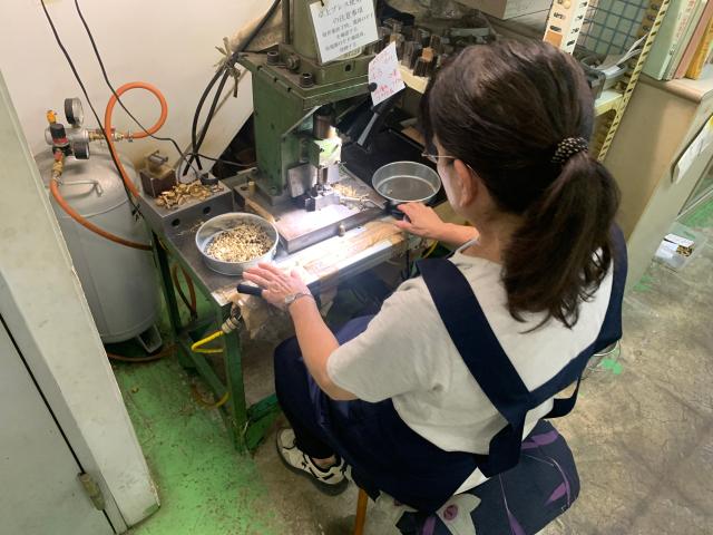 経験・年齢・性別不問！　コツコツ作業が好きな方に最適です！　平日週3日〜5日でご相談ください[1]楽器部品の製造
[2]工場内の清掃