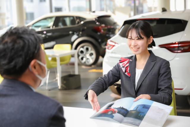 最新のルノー車に囲まれたお洒落な空間でのお仕事です