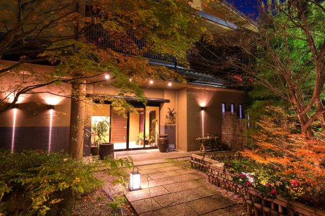 下呂の温泉街より少し離れた、‘大人の隠れ家’。
日本庭園を臨む大浴場など、癒し空間が自慢です。