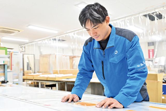 ▼30代男性スタッフ（36歳：勤続11年）
温かいサポートがあるから、初めての「印版づくり」も安心ですよ。