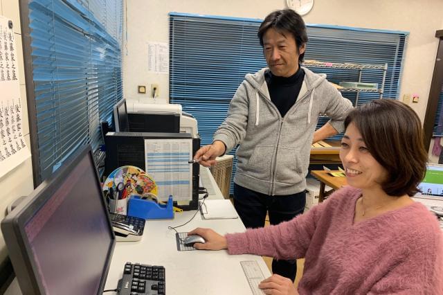 文字制作スタッフ／15時退社＆土日祝休み／未経験歓迎／家庭と両立しながら一生残るものづくり文字制作スタッフ