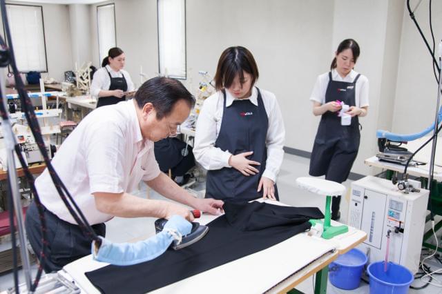 お直し体験会は、本社研修会場にて開催致します。またツヅキでは新卒のみなさんが、お直しのやり方をより理解できるように定期的にお直し体験会を行っております。
仕事内容が具体的に分かりますので、是非ともご参加くださいね。