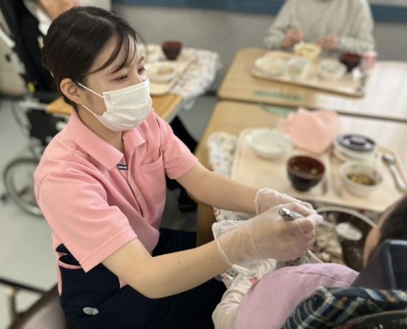 ＊＊　★スタッフインタビュー　　＊＊
※介護職員／介護職員　3Fフロアリーダー　勤続12年
