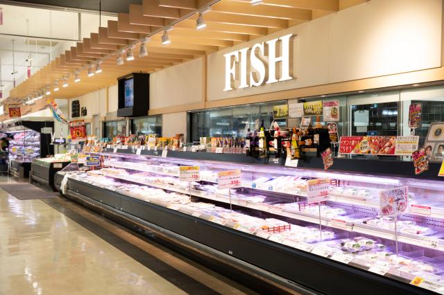 【魚魚炎｜お魚売場のお惣菜】◆交通費支給◆未経験OK◆イオンは研修・福利厚生が充実し働きやすい環境♪総合スーパーの魚魚炎（お魚売場のお惣菜コーナー）スタッフ