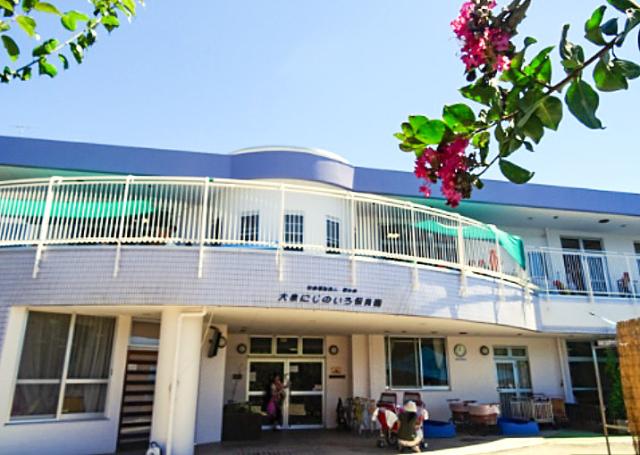 園庭には五十数本の樹木を植えており、季節の花と果実の実りを楽しめる環境です。