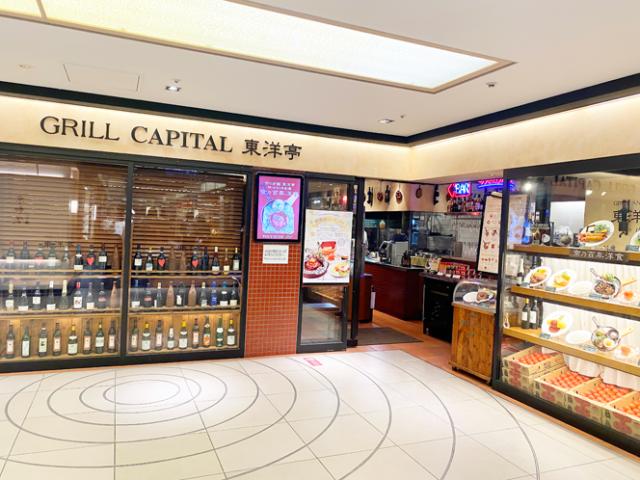 店内は素焼きのレンガや無垢の家具が並ぶレトロな雰囲気。ヨーロッパ映画のワンシーンのような空間で働けます。