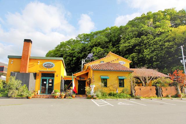 テラコッタ様式の黄色い壁が目を惹くオシャレな店舗♪お隣の川西市からの通勤も便利ですよ♪