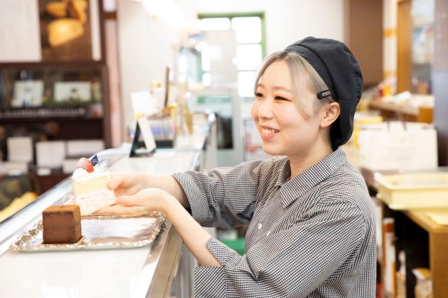経験不問！採用は人柄重視！お菓子や接客が好きな人はぜひ！繁忙期でもしっかり休めるお店です洋菓子店の販売