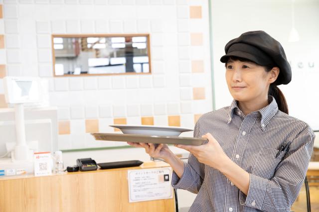 【高校生OK】ピザ・パスタが人気♪温かい空気に包まれたカフェ＆レストラン／お友達同士の応募もOK◎ホールスタッフ・キッチンスタッフ（学生歓迎）