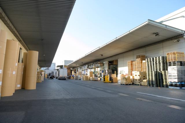 【製造】賞与5ヵ月分支給／完全週休2日（土日・祝）／嬉しい年間休日128日でプライベートも充実！上場グループ会社のロール紙マシンオペレーター