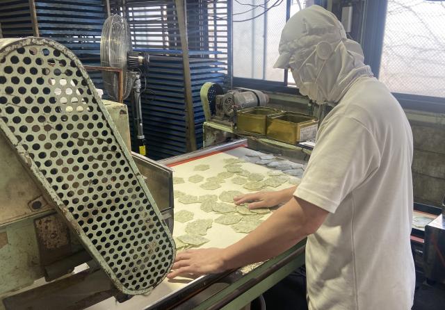 成型から乾燥、検品・梱包まで。コツコツ、でも毎日が新しい発見。段取り次第で仕上がりが変わる奥深さが魅力、達成感も大きい。