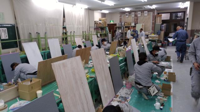写真は、東京都塗装高等技術専門学校の授業風景。自分の将来や目標を明確にイメージできる環境です。