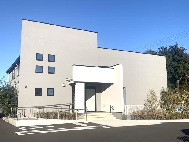 昨年1月に移転したばかりの綺麗なクリニックです。
駐車場も広く、待合室も広い、とても居心地の良いクリニックとして生まれ変わりました!