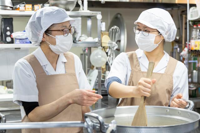 家事のスキルが活かせる！特養での調理補助／シフト応相談／幅広い年代が活躍中簡単な盛付け・配膳・機械を使った食器洗浄、調理補助など　アルバイト/パート