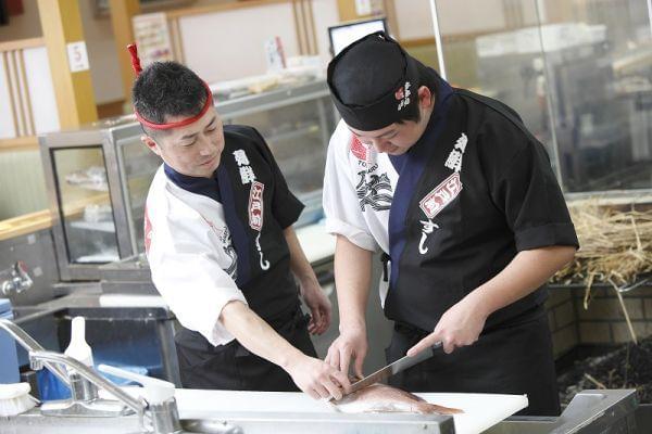 器用な寿司職人を育てるのではなく、「食を通じてお客様をよろこばせたい」という人を育むことを大切にしています。まったくの素人でもおよそ3ヶ月で「握り」を覚え、次のステップへと成長していきます。