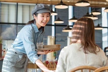 あなたらしい接客、それが一番大事♪ フルーツたっぷりのタルトやケーキ、ドリンクを届けましょう。