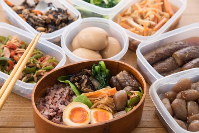 人気の惣菜チェーン店です!定着率の高い企業で、正社員として腰をすえて働きませんか? 食費が浮くかも♪