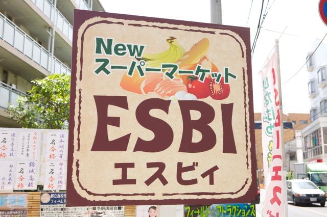 仕事中は制服でキリッと&通勤時はデニムなどでラフに。キモチの切替もスムーズですよ♪