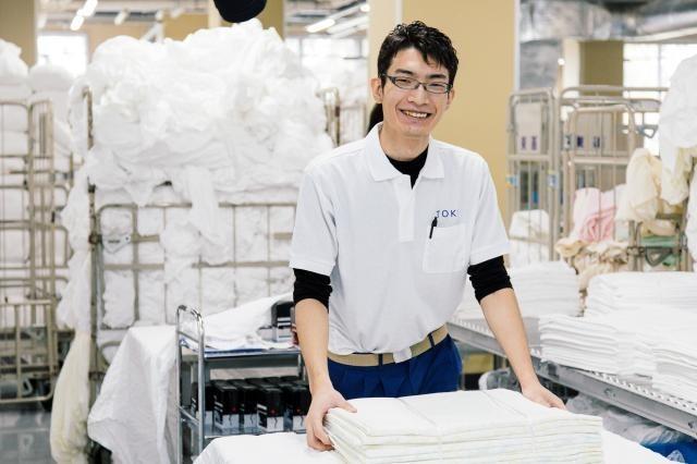 板倉工場／クリーニング工場内でのリネン類の仕分け、梱包作業スタッフ／待遇面も充実していますクリーニング工場内でのリネン類の仕分け、梱包作業スタッフ
