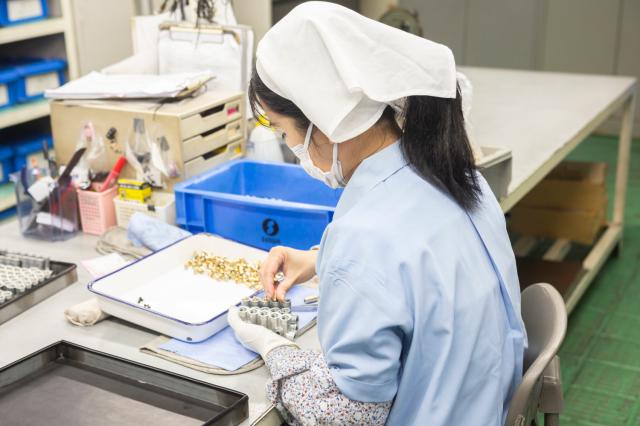 当社の製品一例です。手のひらサイズの小物製品の組立をお願いします。
