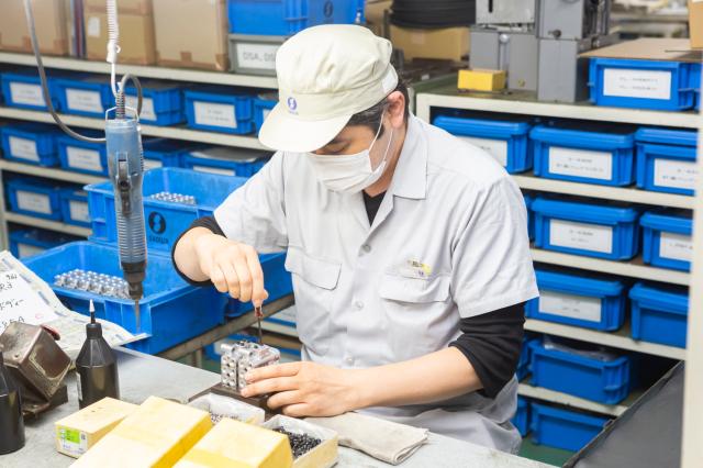 当社の製品一例です。手のひらサイズの小物製品の組立をお願いします。