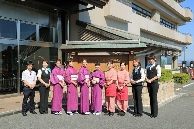20代~70代の幅広い年代の男女スタッフが活躍中!人間関係もバッチリですよ♪