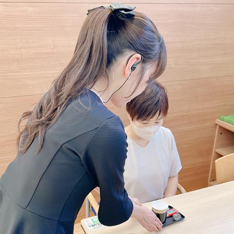 お客様対応+簡単な事務作業!
明るい「いらっしゃいませ」から始めましょう。