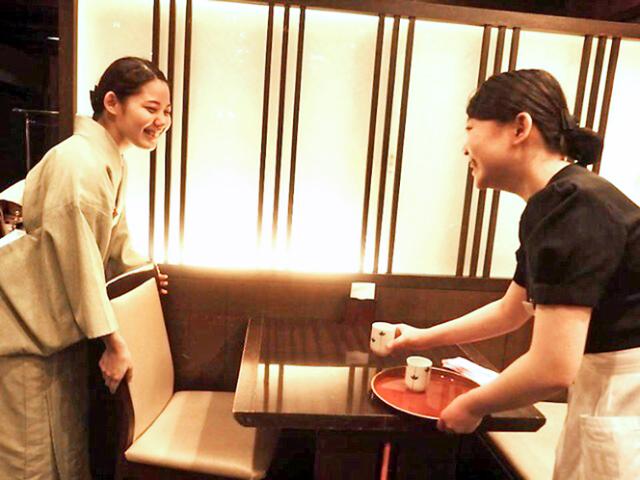 300年の歴史を持つ京懐石店で新たな文化体験を！未経験率90％以上！週2日〜、1日4h〜応相談！［1］接客スタッフ（和装・ハッピ）
［2］洗い場での食器洗い、調理補助