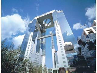 梅田スカイビル34階にあるオフィス。各線「梅田」駅・JR「大阪」駅から通勤便利で休憩室からの眺望も抜群です。