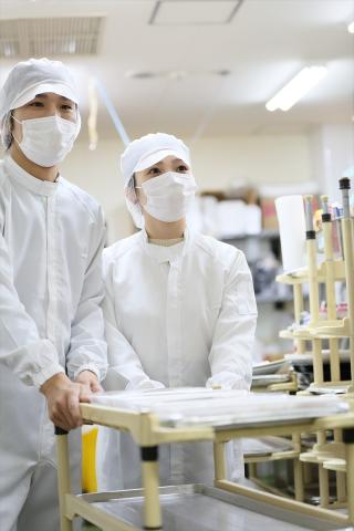 製品の移動や材料供給箱詰めされたステック飲料の移動や運搬