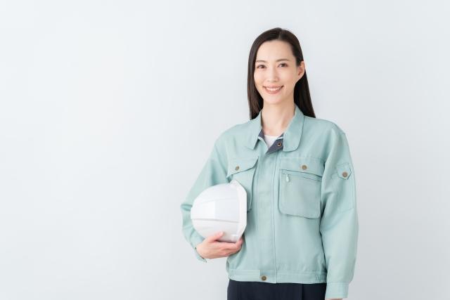 清潔で新しい職場環境での自動車部品検査です。