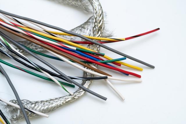 配線を機会が丸く巻き取っていきます、その機械操作のお仕事です。