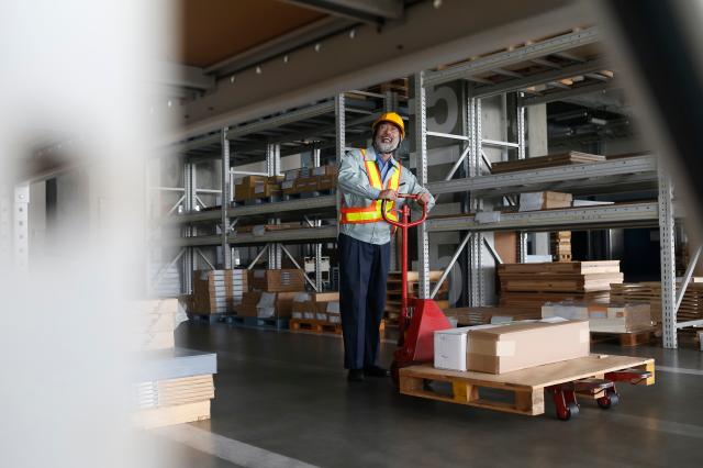 フォークリフトやハンドリフトを使って出荷準備をして頂きます。