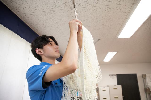 【病院・福祉施設でのカーテン交換スタッフ／正社員】◆未経験者歓迎◆土日祝休み◆定時退社OK◆病院・福祉施設でのカーテン交換スタッフ