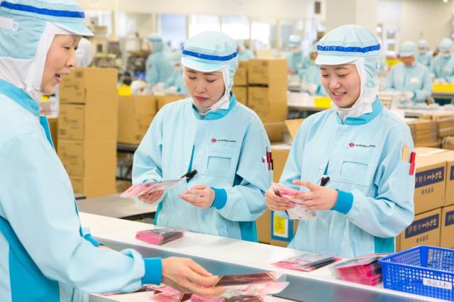 ≪活躍中のスタッフ≫多くの種類の商品を扱っているため、毎回新鮮な気持ちで働けます。