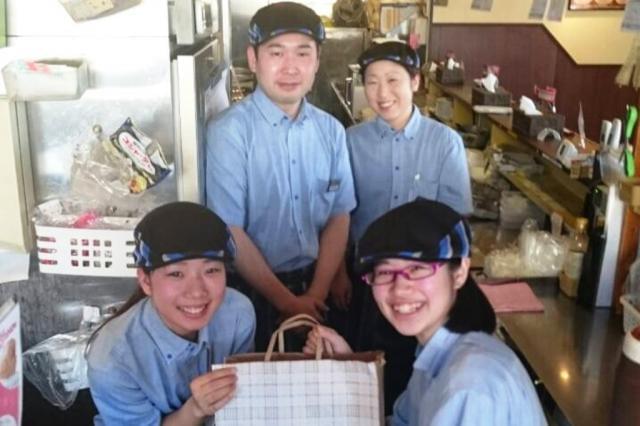 お店のチームワークはバッチリです!!
楽しくワイワイやっているのであなたもスグに馴染めます。
私たちと一緒に働いてみませんか。
