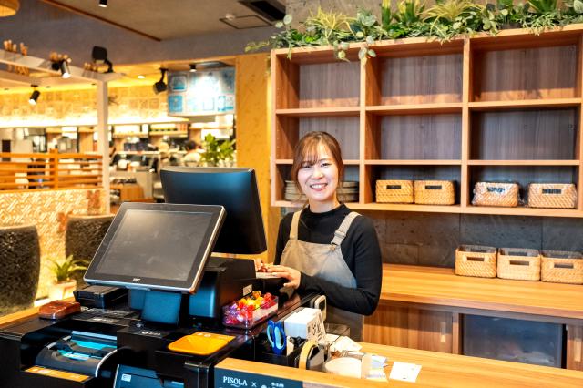 学生さん、主婦（夫）さん、フリーターさん、高校生さんなど
まずは一緒に働く「仲間」を大量採用致します！
飲食店での未経験者さんも安心して下さいね☆もちろん、バイトデビューの方も応援します！