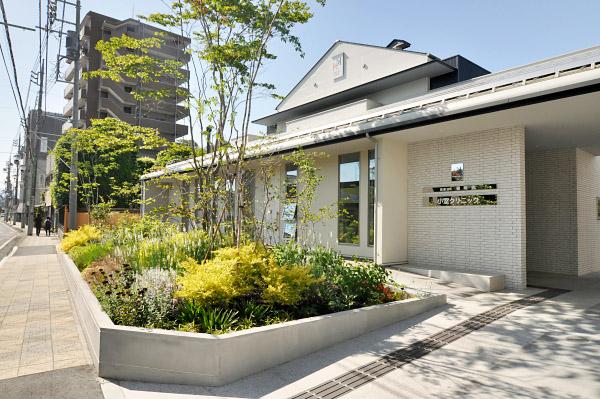 西武池袋線と八高線の2線利用可能/飯能駅から徒歩5分&東飯能駅から徒歩8分。共に駅から「道なり」にまっすぐ進むだけの簡単アクセス可能です。